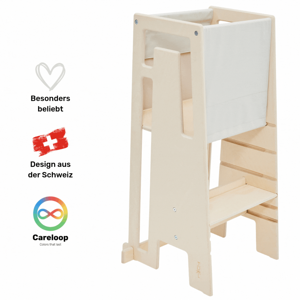 Kind spielt mit dem Tuki Entdeckertuch am Lernturm